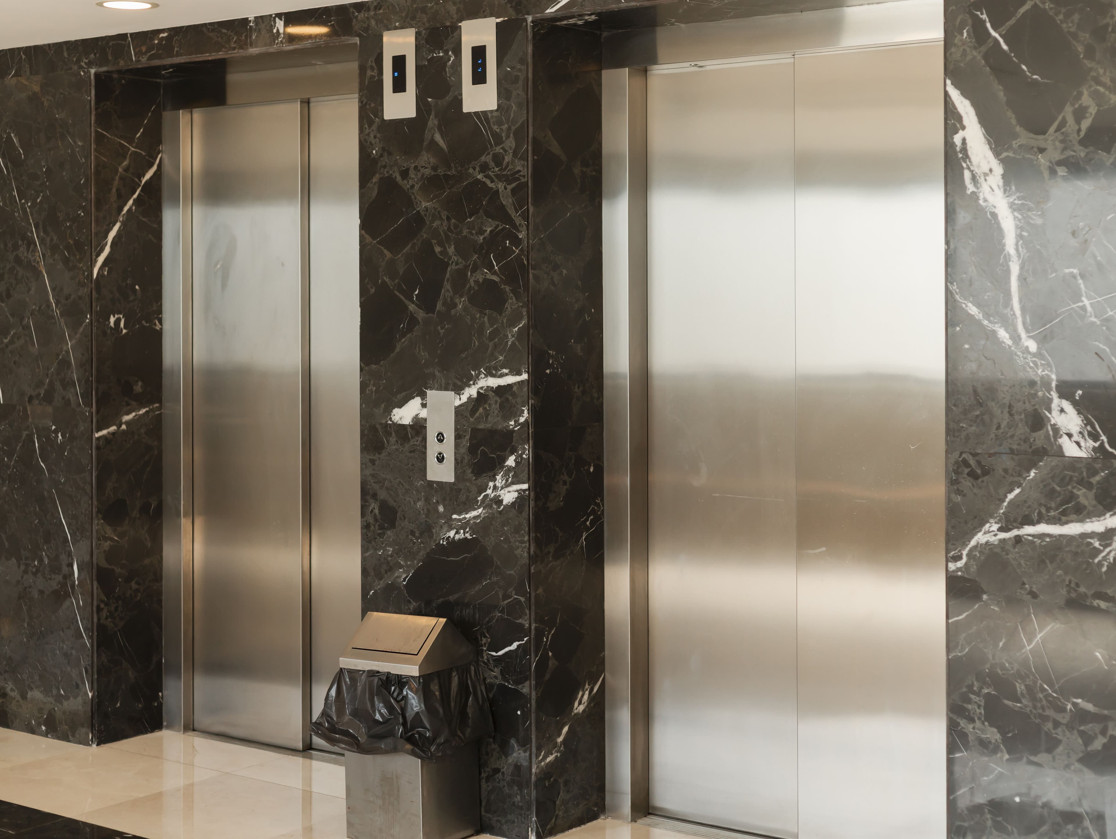 Segurança em Elevadores no Condomínio: RIA, Vistorias Periódicas e Modernização dos Equipamentos 