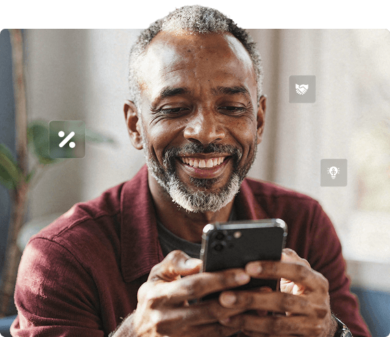 homem com o celular na mão